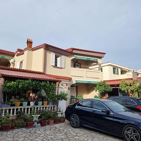 Apartmani Marija Колан Екстериор снимка