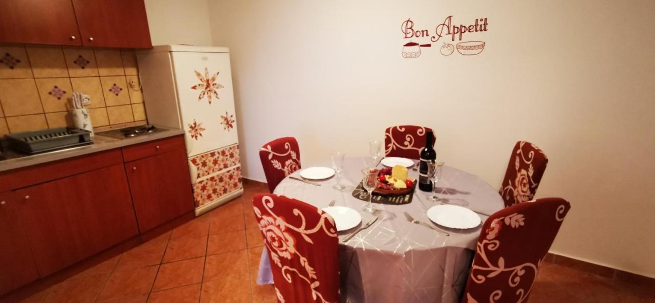 Apartmani Marija Колан Екстериор снимка