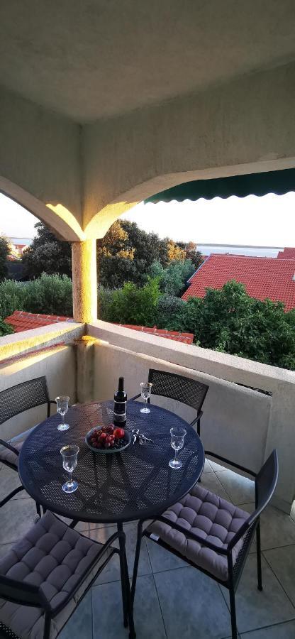 Apartmani Marija Колан Екстериор снимка