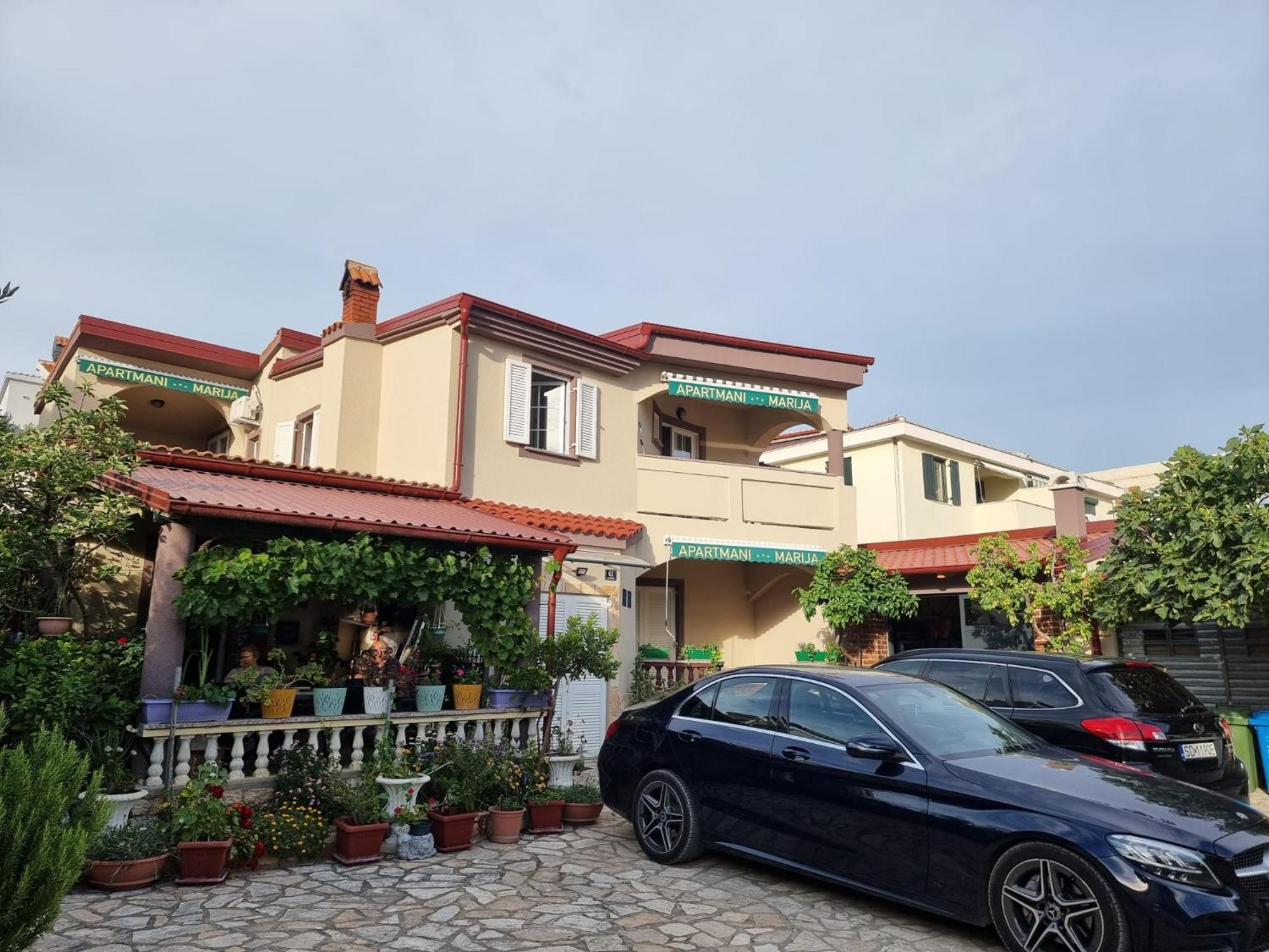 Apartmani Marija Колан Екстериор снимка